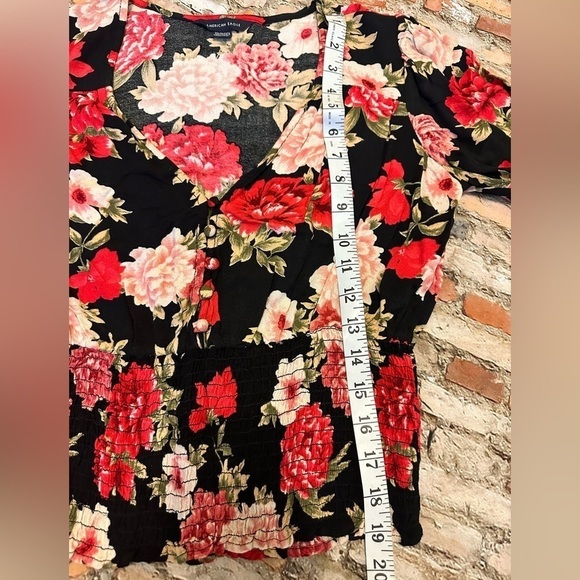 AMERICAN EAGLE WOMEN BLACK SMOCKED FLORAL BLOUSE - Picture 6 of 7